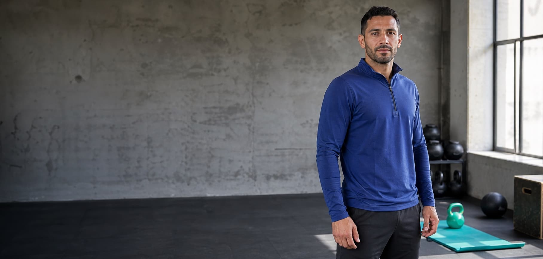 Coach sportif marocain dans un studio d’entraînement